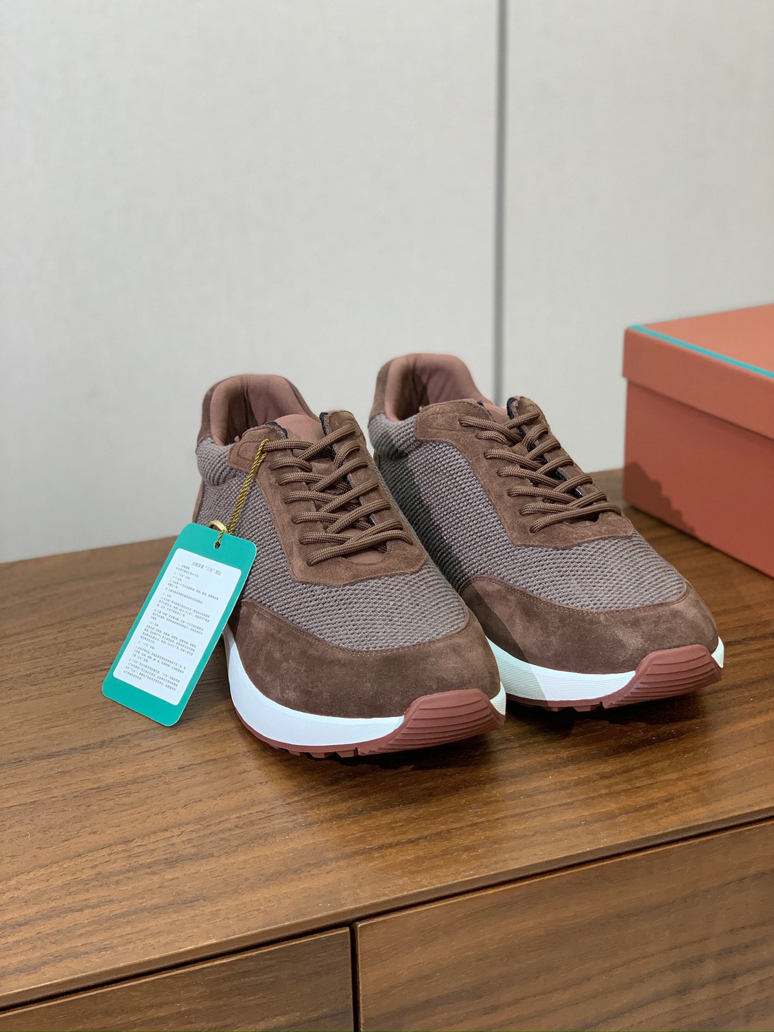 【Loro Piana】情侣款休闲运动鞋。简约时尚，鞋面采用牛反绒拼网面。羊皮垫脚。定制橡胶底。码数：女