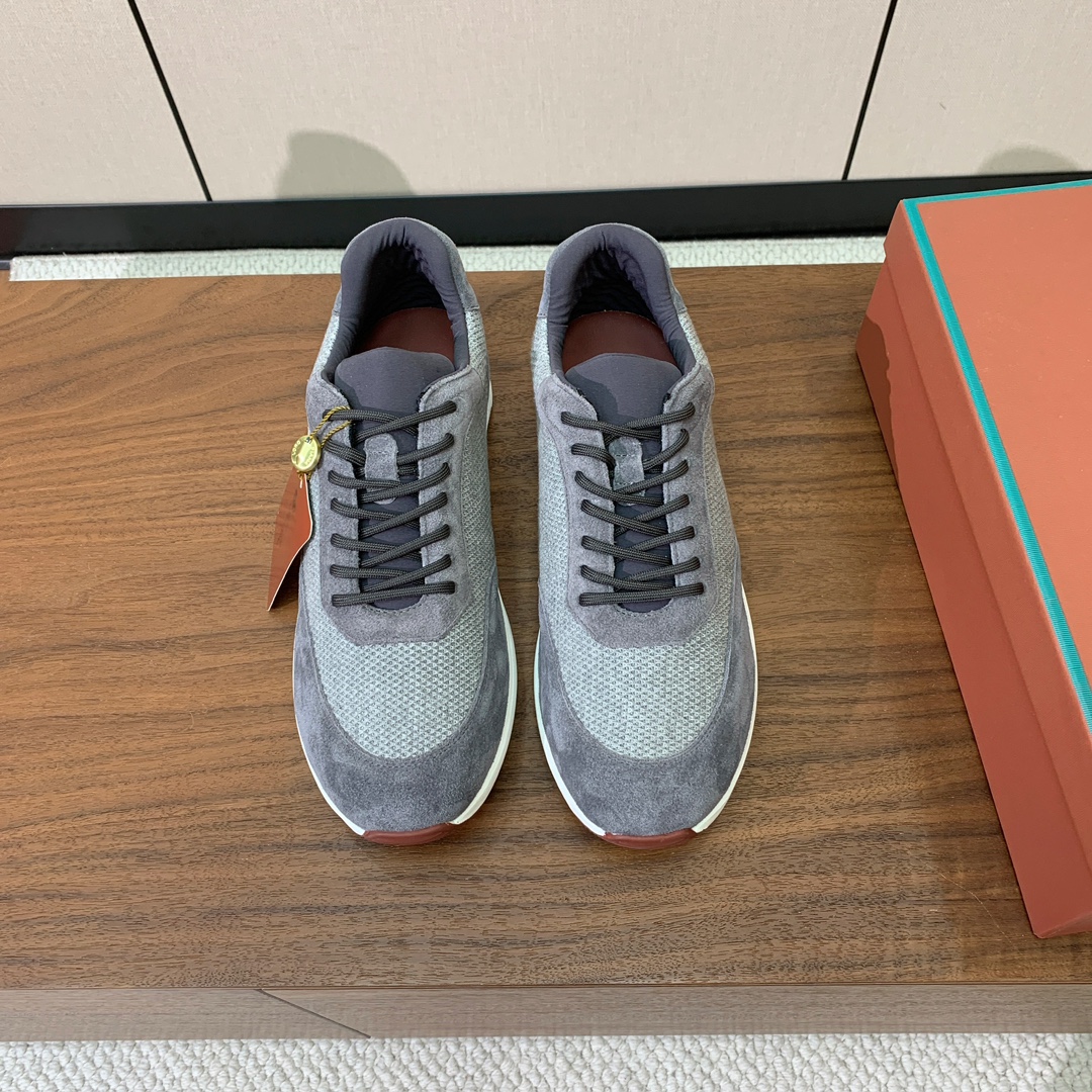 【Loro Piana】情侣款休闲运动鞋。简约时尚，鞋面采用牛反绒拼网面。羊皮垫脚。定制橡胶底。码数：女