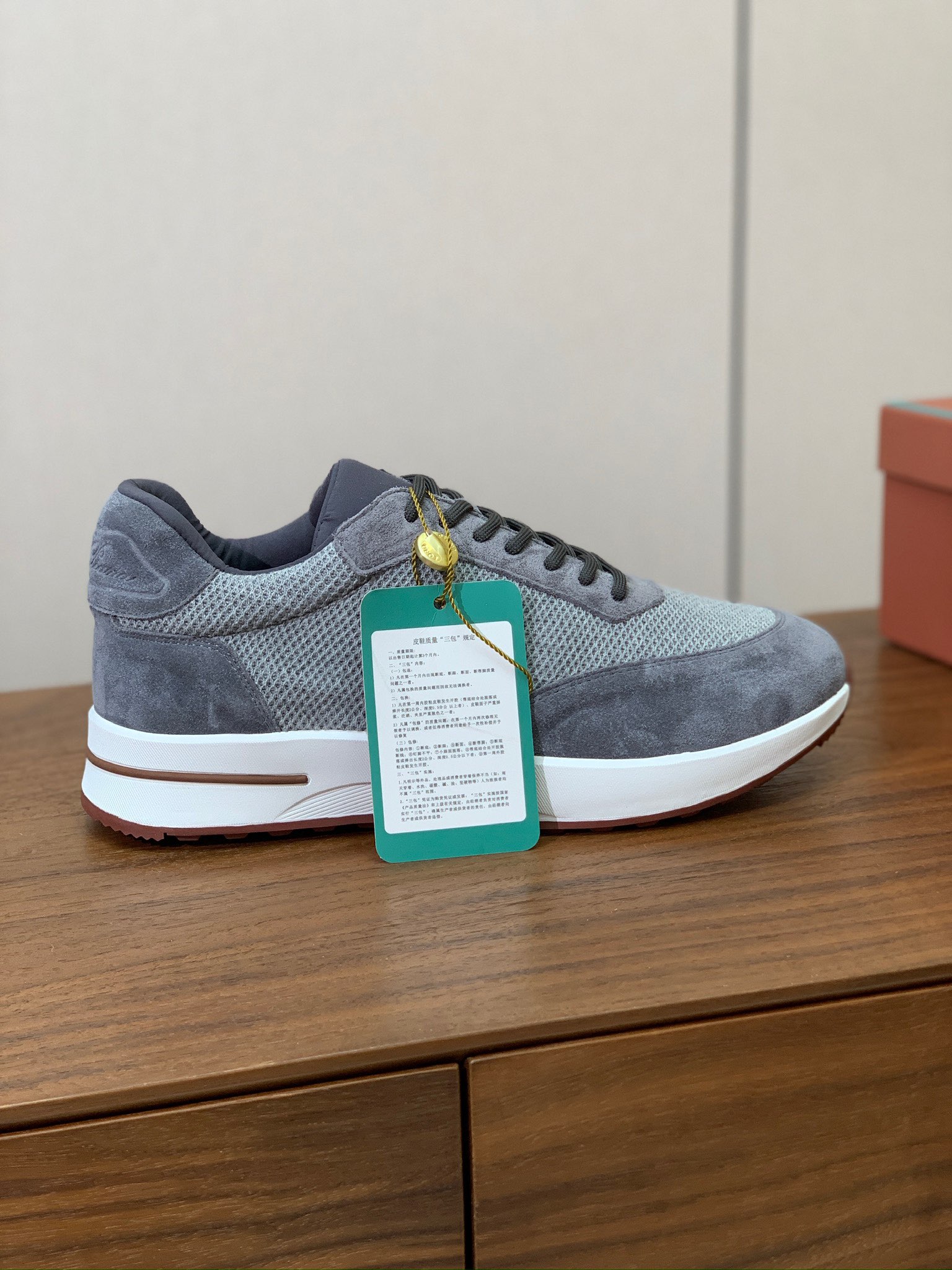 【Loro Piana】情侣款休闲运动鞋。简约时尚，鞋面采用牛反绒拼网面。羊皮垫脚。定制橡胶底。码数：女