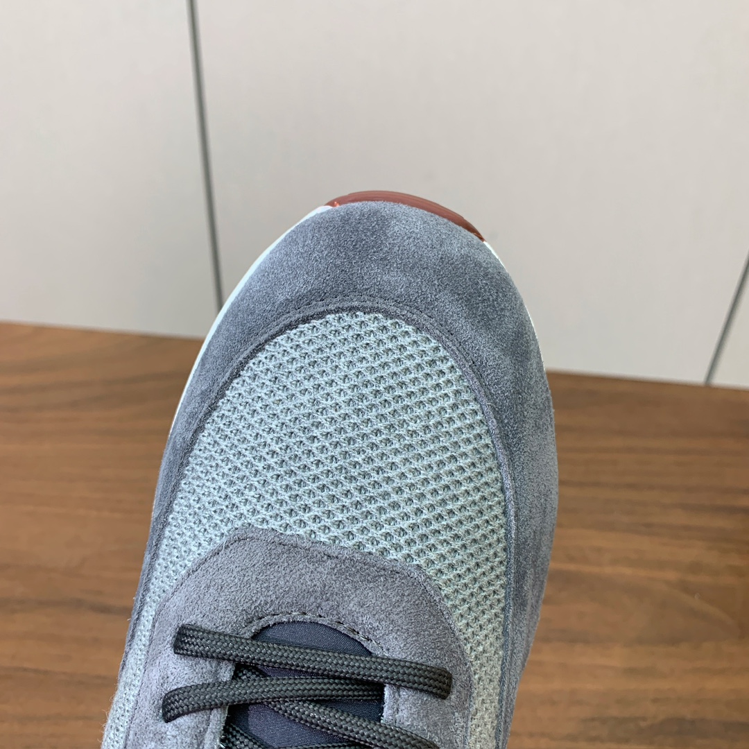 【Loro Piana】情侣款休闲运动鞋。简约时尚，鞋面采用牛反绒拼网面。羊皮垫脚。定制橡胶底。码数：女