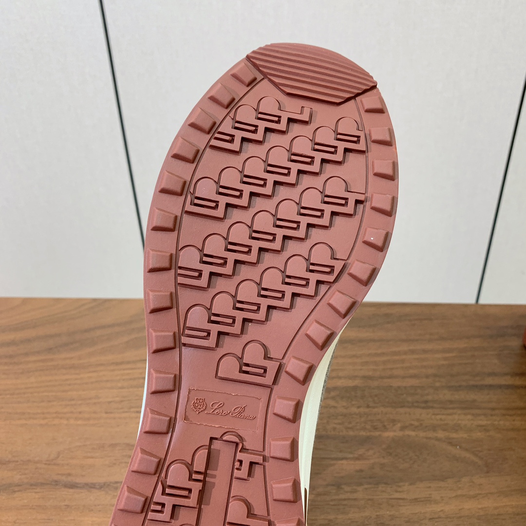 【Loro Piana】情侣款休闲运动鞋。简约时尚，鞋面采用牛反绒拼网面。羊皮垫脚。定制橡胶底。码数：女