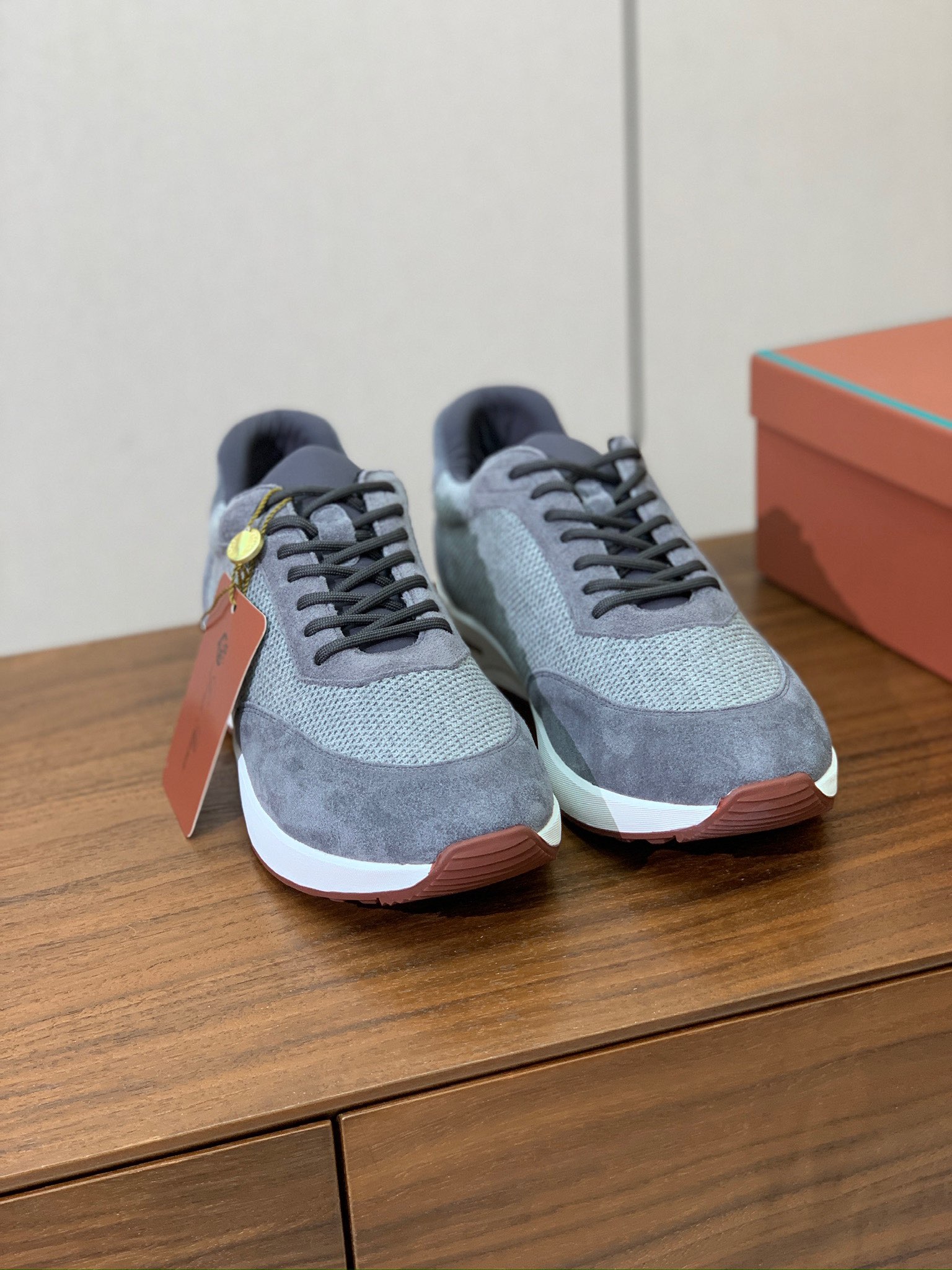 【Loro Piana】情侣款休闲运动鞋。简约时尚，鞋面采用牛反绒拼网面。羊皮垫脚。定制橡胶底。码数：女