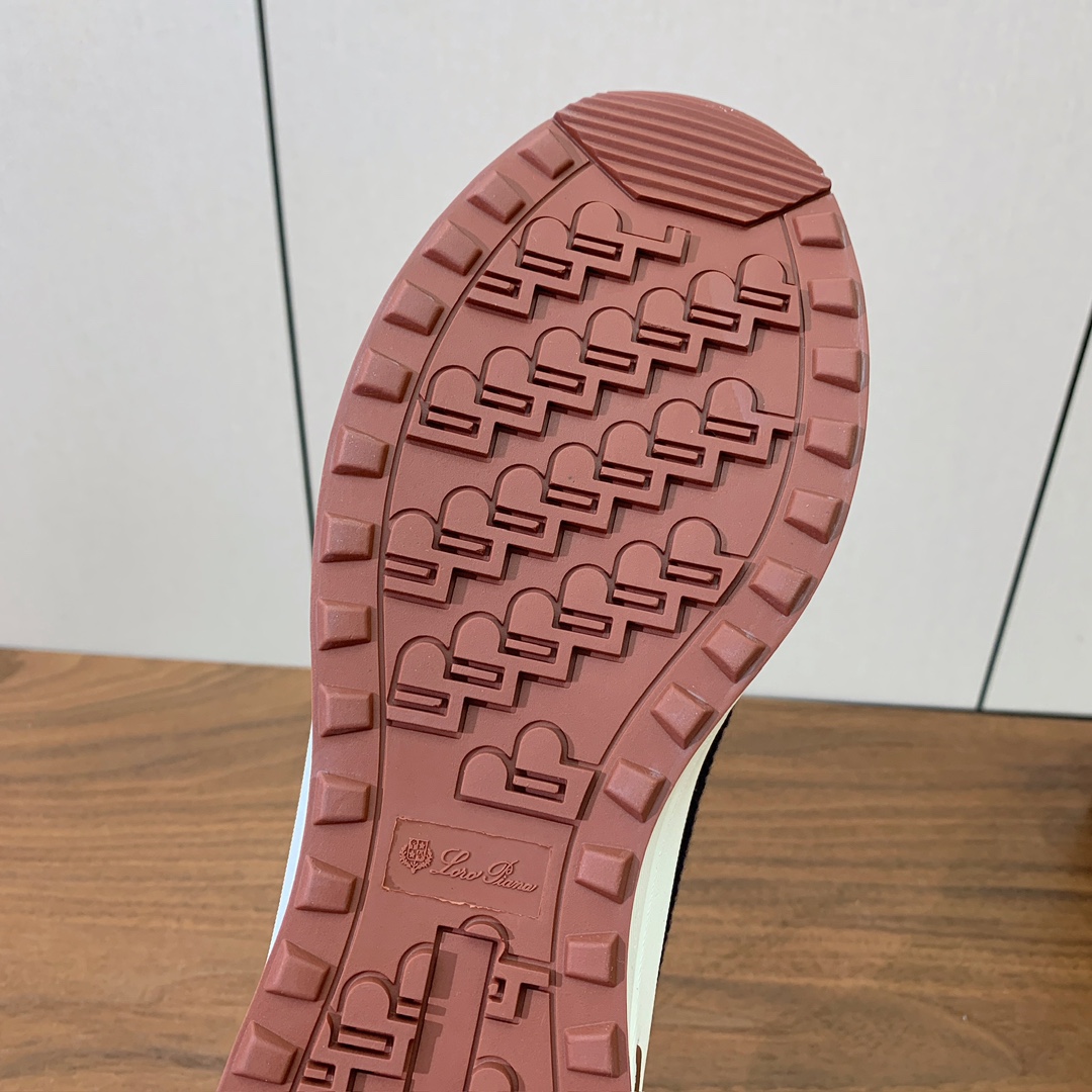 【Loro Piana】情侣款休闲运动鞋。简约时尚，鞋面采用牛反绒拼网面。羊皮垫脚。定制橡胶底。码数：女