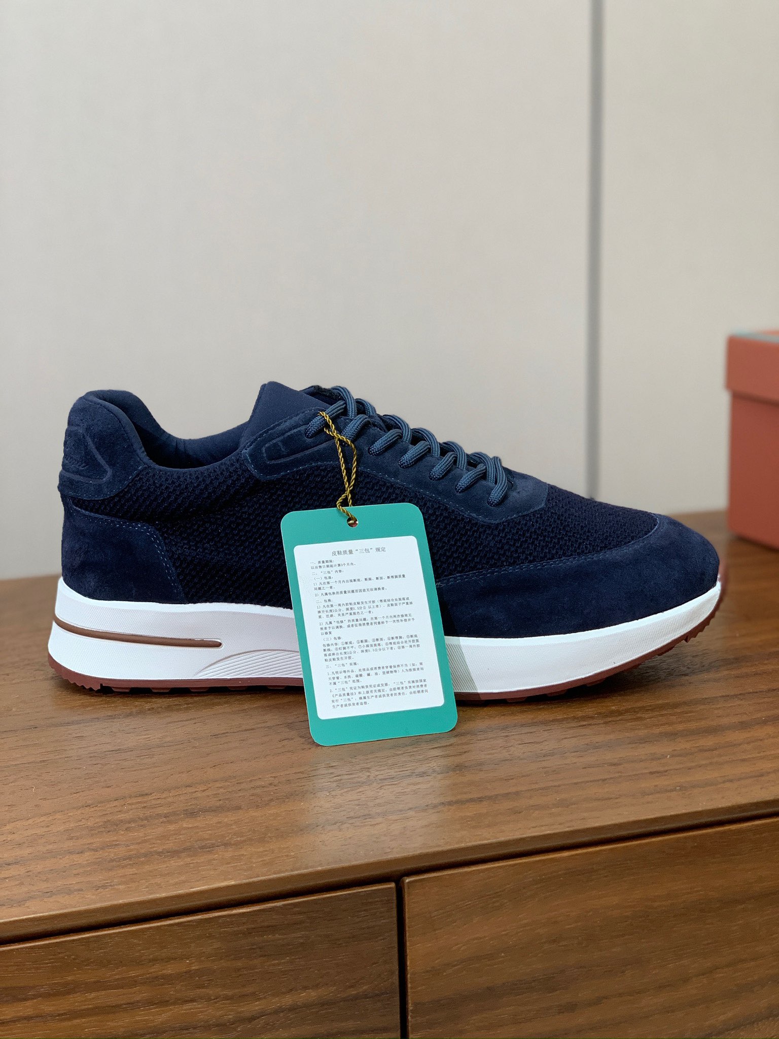 【Loro Piana】情侣款休闲运动鞋。简约时尚，鞋面采用牛反绒拼网面。羊皮垫脚。定制橡胶底。码数：女