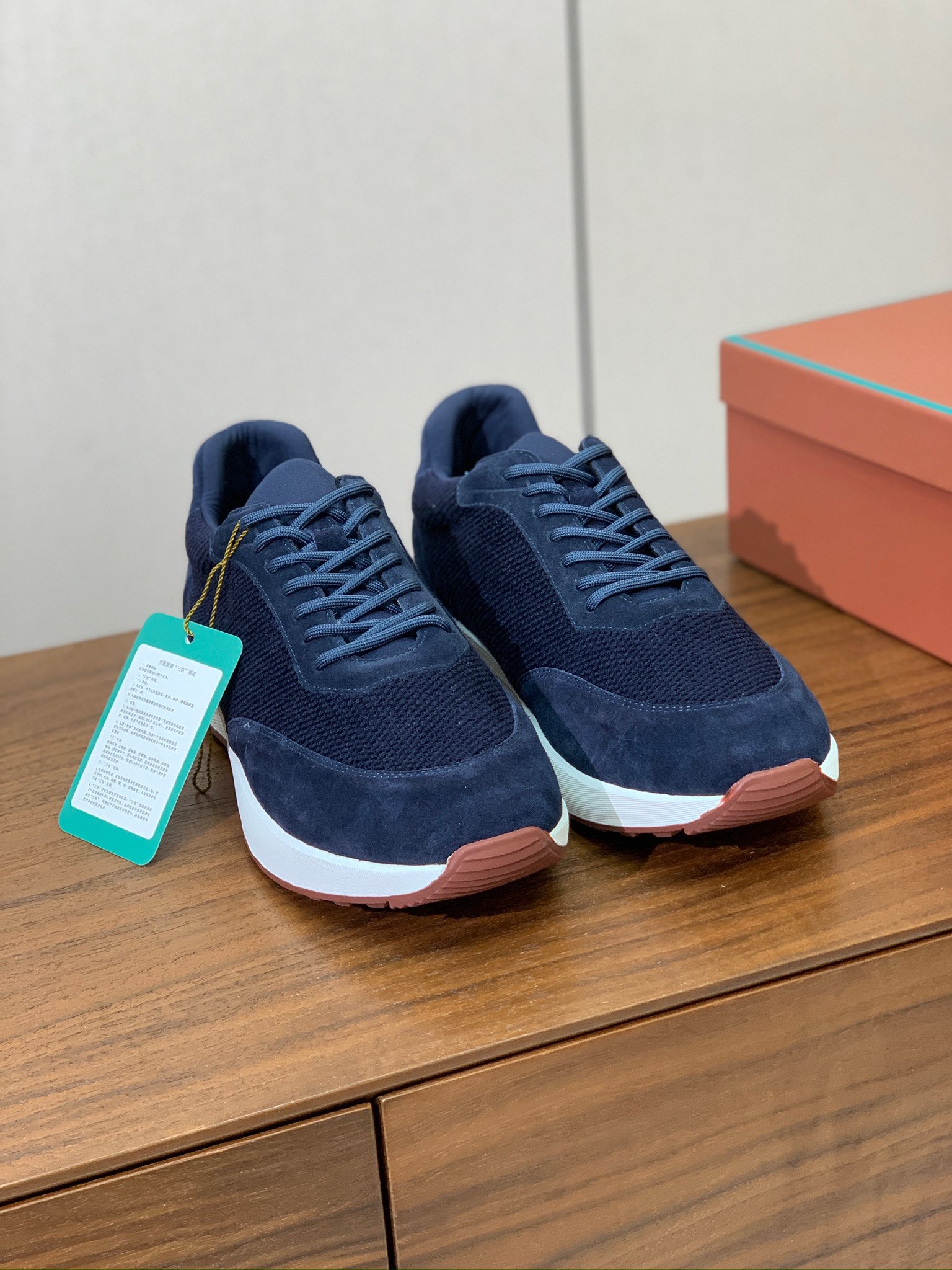 【Loro Piana】情侣款休闲运动鞋。简约时尚，鞋面采用牛反绒拼网面。羊皮垫脚。定制橡胶底。码数：女