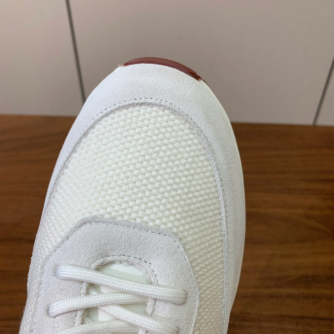 【Loro Piana】情侣款休闲运动鞋。简约时尚，鞋面采用牛反绒拼网面。羊皮垫脚。定制橡胶底。码数：女