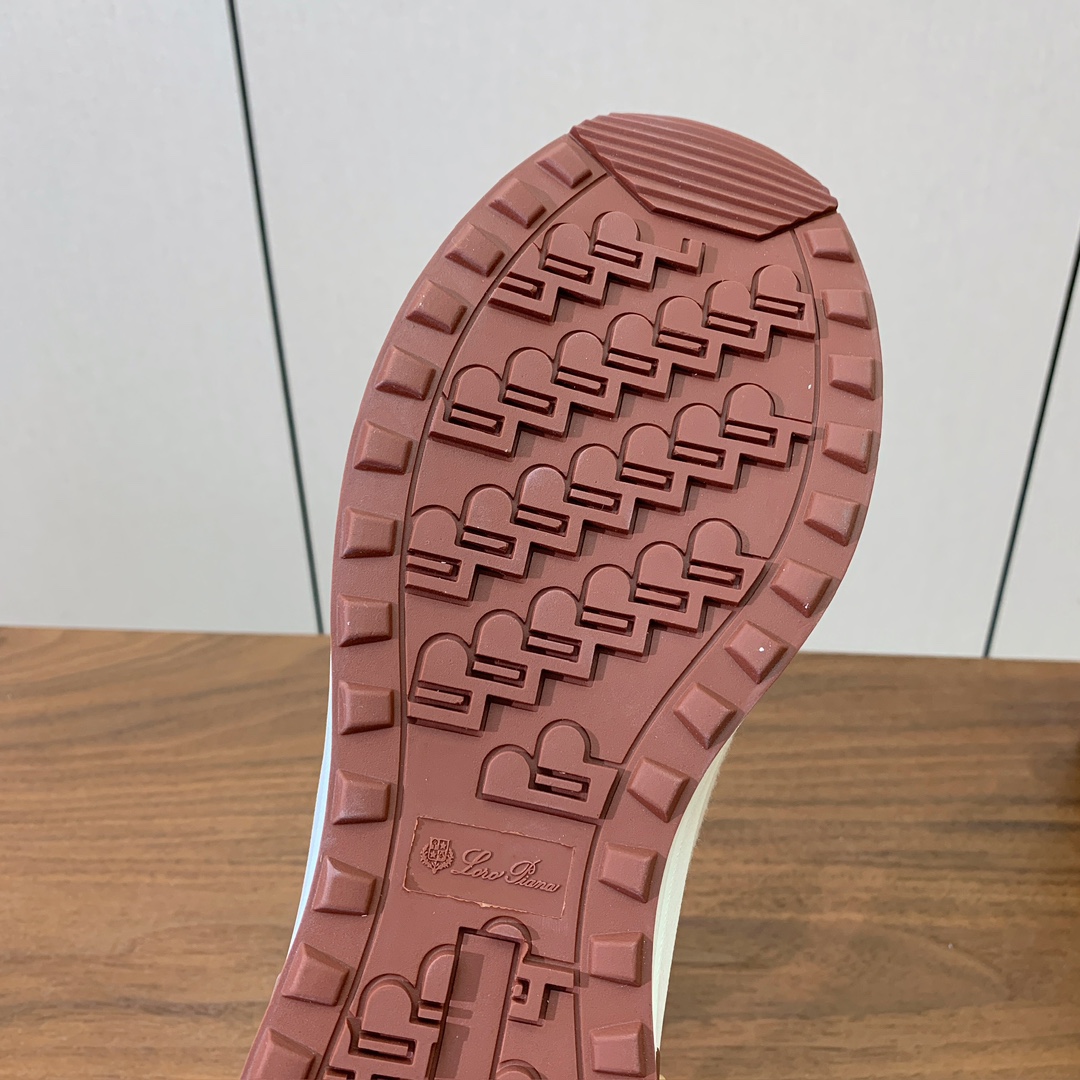 【Loro Piana】情侣款休闲运动鞋。简约时尚，鞋面采用牛反绒拼网面。羊皮垫脚。定制橡胶底。码数：女