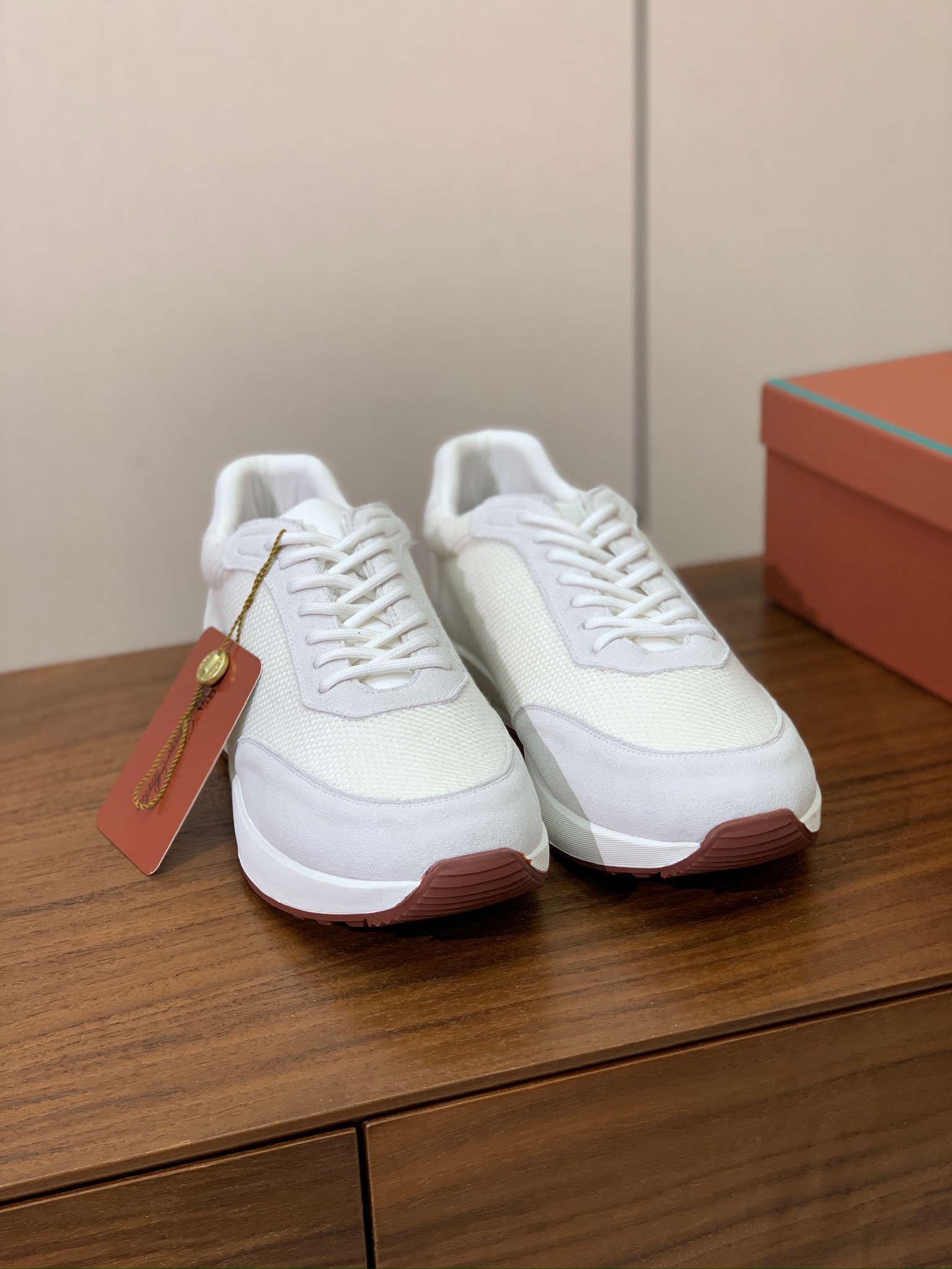 【Loro Piana】情侣款休闲运动鞋。简约时尚，鞋面采用牛反绒拼网面。羊皮垫脚。定制橡胶底。码数：女