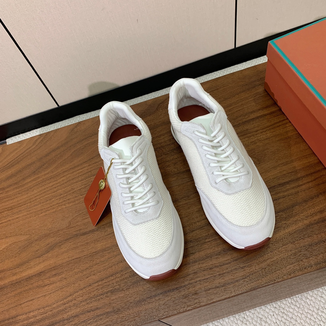 【Loro Piana】情侣款休闲运动鞋。简约时尚，鞋面采用牛反绒拼网面。羊皮垫脚。定制橡胶底。码数：女