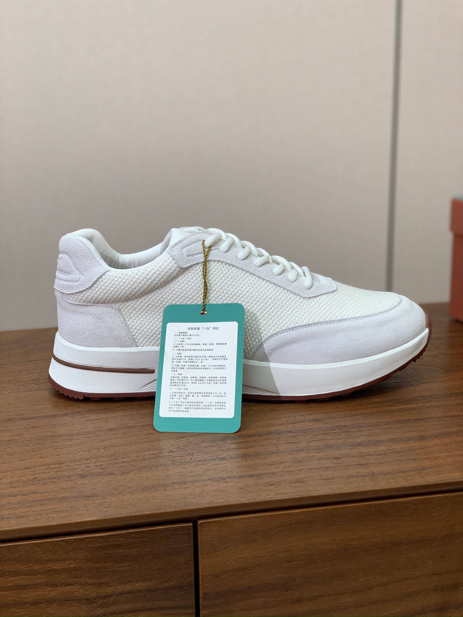 【Loro Piana】情侣款休闲运动鞋。简约时尚，鞋面采用牛反绒拼网面。羊皮垫脚。定制橡胶底。码数：女