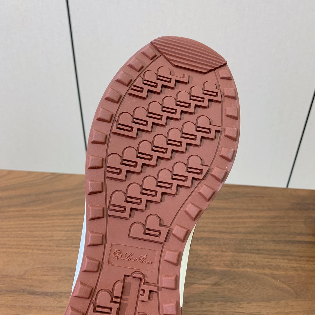 【Loro Piana】情侣款休闲运动鞋。简约时尚，鞋面采用牛反绒拼网面。羊皮垫脚。定制橡胶底。码数：女