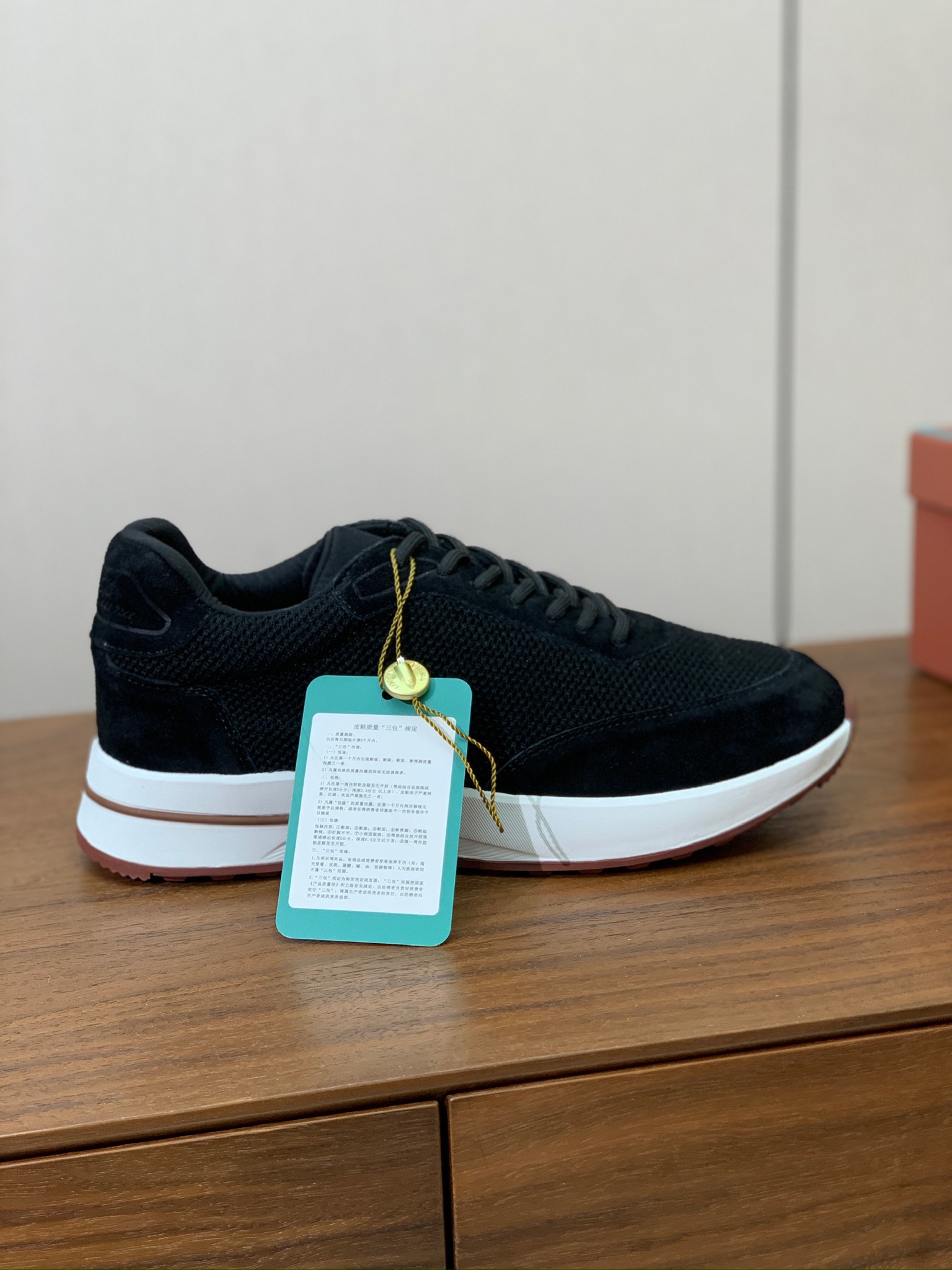 【Loro Piana】情侣款休闲运动鞋。简约时尚，鞋面采用牛反绒拼网面。羊皮垫脚。定制橡胶底。码数：女