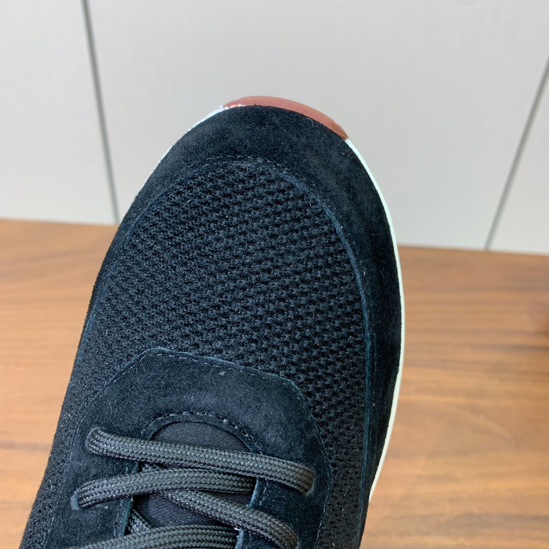 【Loro Piana】情侣款休闲运动鞋。简约时尚，鞋面采用牛反绒拼网面。羊皮垫脚。定制橡胶底。码数：女