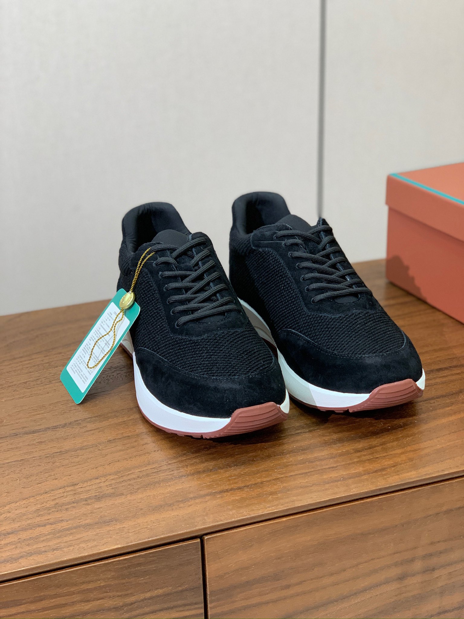 【Loro Piana】情侣款休闲运动鞋。简约时尚，鞋面采用牛反绒拼网面。羊皮垫脚。定制橡胶底。码数：女