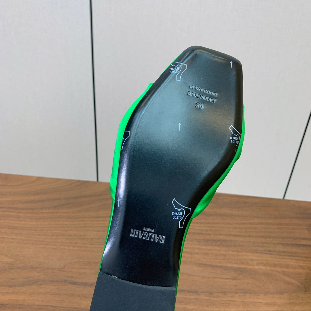 【Bal*ain】真丝平底拖鞋。愈发別致出众，无敌气场、无敌好看。鞋面定制进口真丝，牛皮垫脚。意大利进口