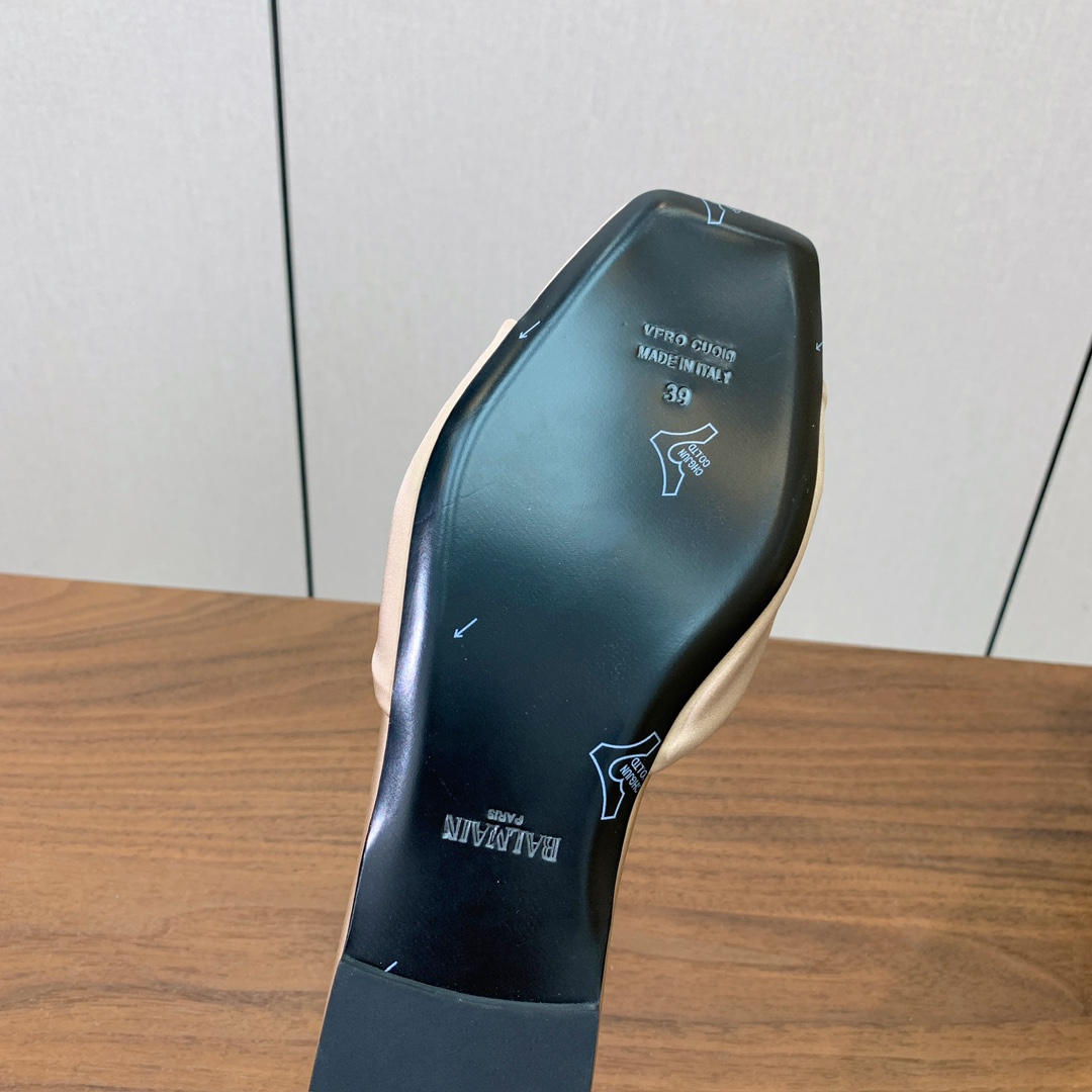 【Bal*ain】真丝平底拖鞋。愈发別致出众，无敌气场、无敌好看。鞋面定制进口真丝，牛皮垫脚。意大利进口