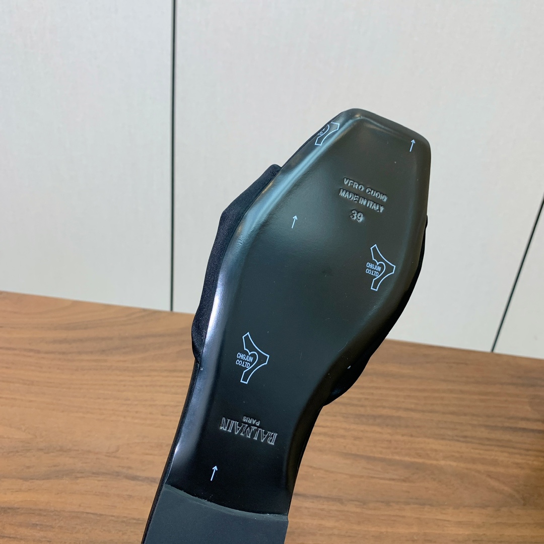 【Bal*ain】真丝平底拖鞋。愈发別致出众，无敌气场、无敌好看。鞋面定制进口真丝，牛皮垫脚。意大利进口