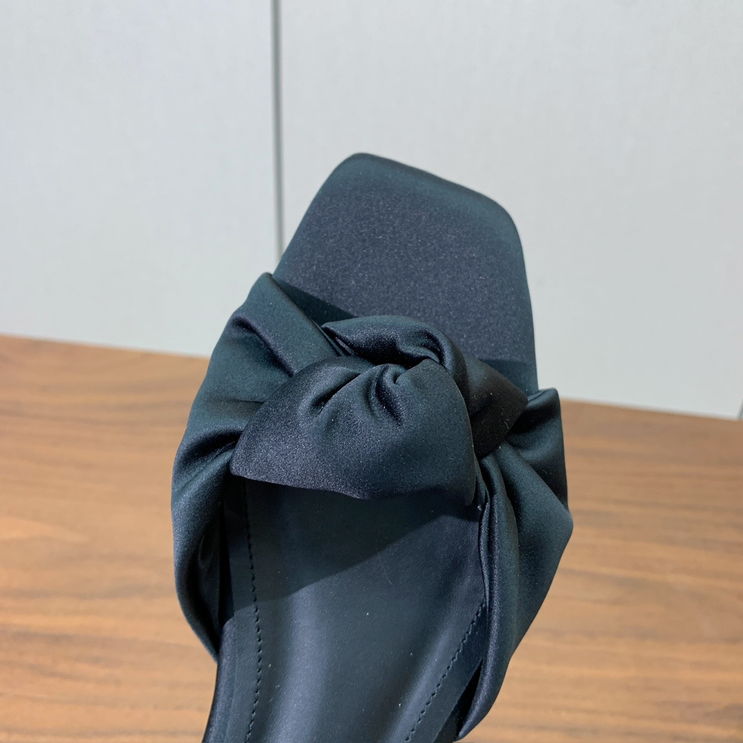 【Bal*ain】真丝平底拖鞋。愈发別致出众，无敌气场、无敌好看。鞋面定制进口真丝，牛皮垫脚。意大利进口