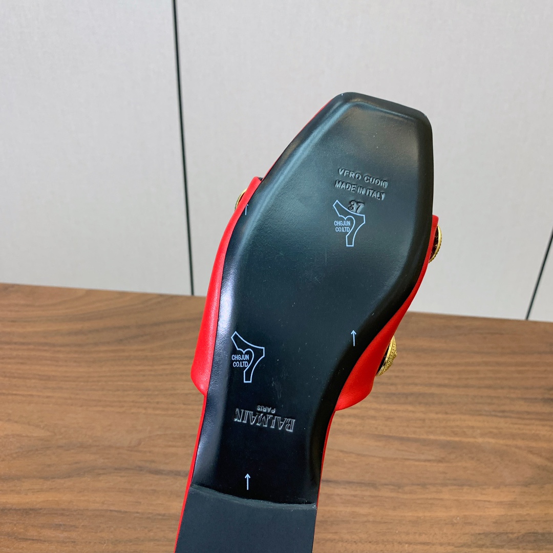 【Bal*ain】平底拖鞋。愈发別致出众，无敌气场、无敌好看。鞋面定制牛皮，原版开模饰扣。牛皮垫脚。意大