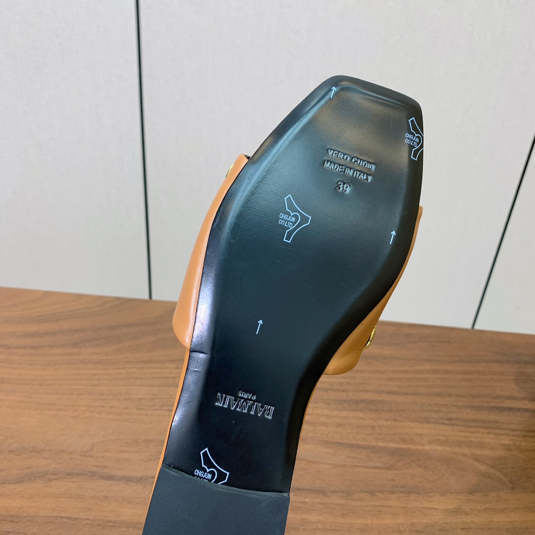 【Bal*ain】平底拖鞋。愈发別致出众，无敌气场、无敌好看。鞋面定制牛皮，原版开模饰扣。牛皮垫脚。意大