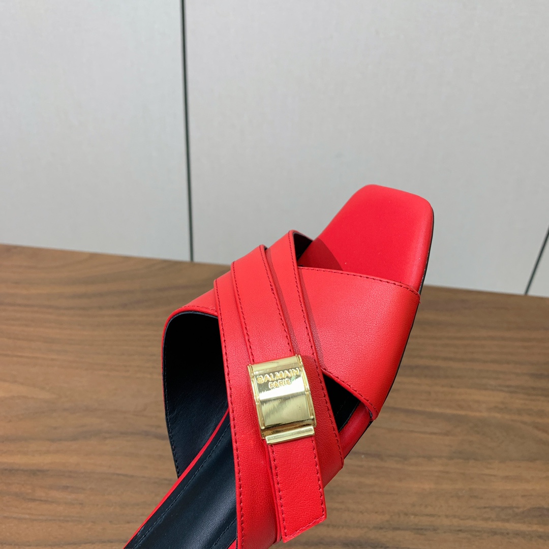 【Bal*ain】方扣拖鞋。愈发別致出众，无敌气场、无敌好看。鞋面原版定制牛皮，原版开模金属扣，牛皮垫脚