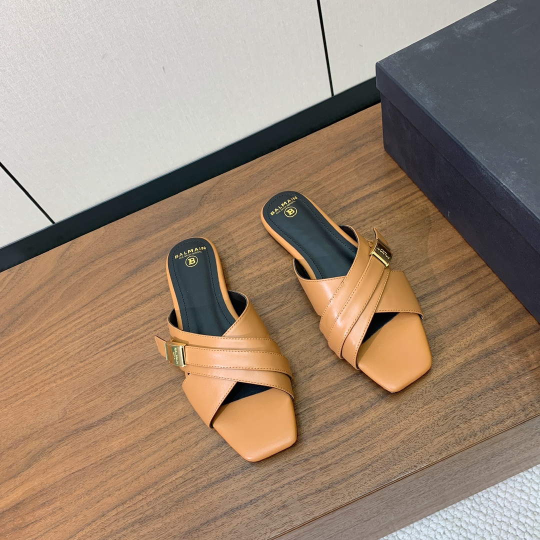 【Bal*ain】方扣拖鞋。愈发別致出众，无敌气场、无敌好看。鞋面原版定制牛皮，原版开模金属扣，牛皮垫脚