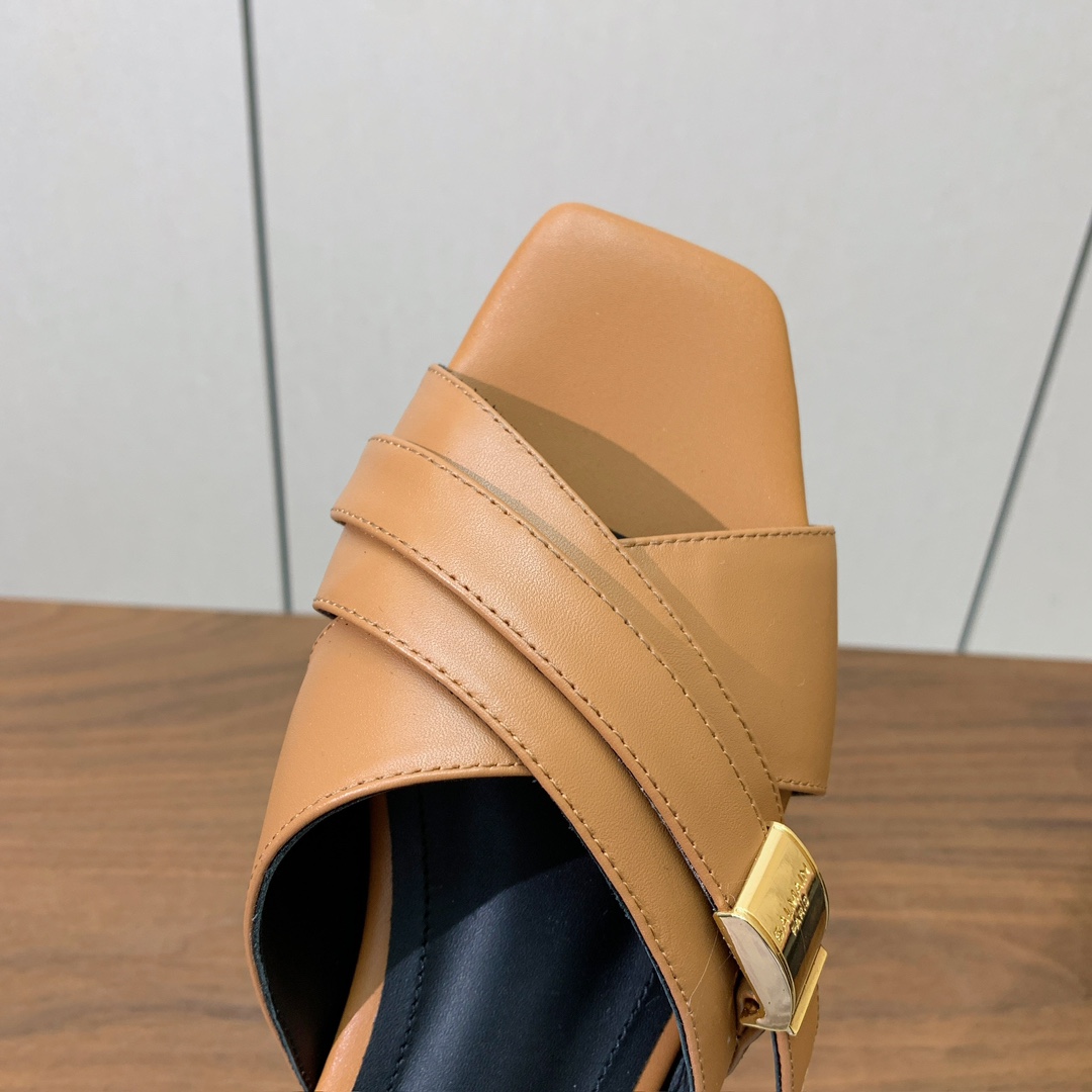 【Bal*ain】方扣拖鞋。愈发別致出众，无敌气场、无敌好看。鞋面原版定制牛皮，原版开模金属扣，牛皮垫脚