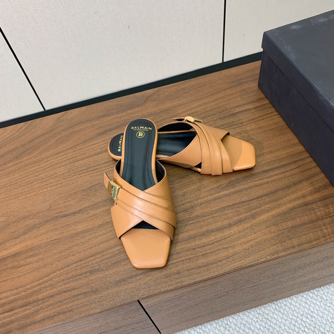 【Bal*ain】方扣拖鞋。愈发別致出众，无敌气场、无敌好看。鞋面原版定制牛皮，原版开模金属扣，牛皮垫脚