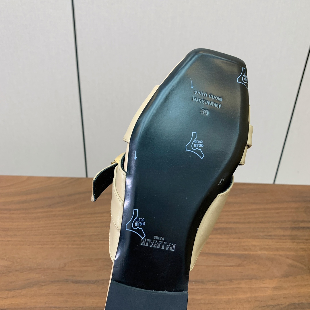 【Bal*ain】方扣拖鞋。愈发別致出众，无敌气场、无敌好看。鞋面原版定制牛皮，原版开模金属扣，牛皮垫脚