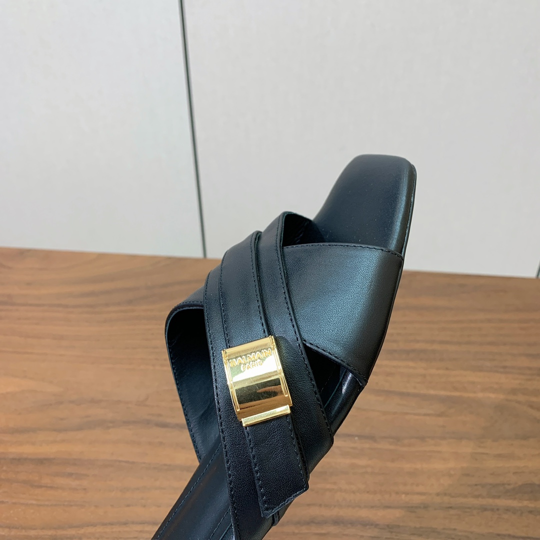 【Bal*ain】方扣拖鞋。愈发別致出众，无敌气场、无敌好看。鞋面原版定制牛皮，原版开模金属扣，牛皮垫脚