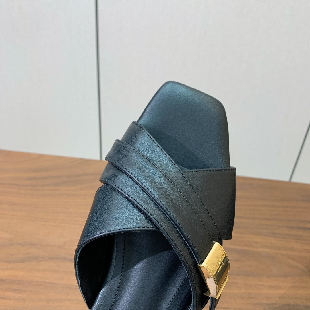 【Bal*ain】方扣拖鞋。愈发別致出众，无敌气场、无敌好看。鞋面原版定制牛皮，原版开模金属扣，牛皮垫脚