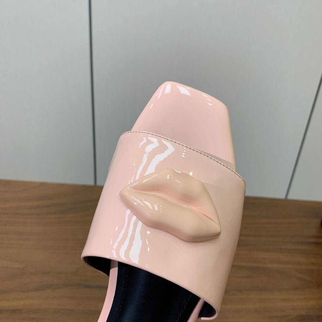 【Bal*ain】嘴唇平底拖鞋。愈发別致出众，无敌气场、无敌好看。鞋面漆皮。牛皮垫脚。真皮大底。码数：3