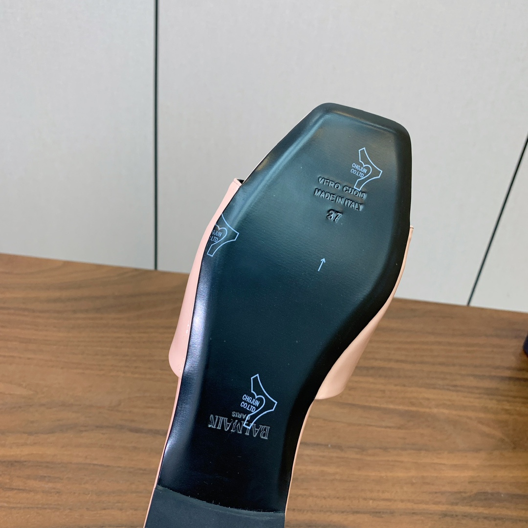 【Bal*ain】嘴唇平底拖鞋。愈发別致出众，无敌气场、无敌好看。鞋面漆皮。牛皮垫脚。真皮大底。码数：3