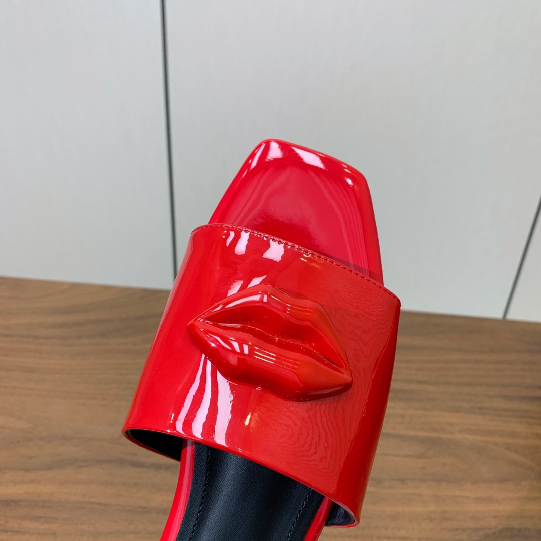 【Bal*ain】嘴唇平底拖鞋。愈发別致出众，无敌气场、无敌好看。鞋面漆皮。牛皮垫脚。真皮大底。码数：3