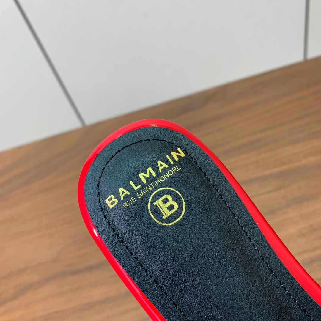 【Bal*ain】嘴唇平底拖鞋。愈发別致出众，无敌气场、无敌好看。鞋面漆皮。牛皮垫脚。真皮大底。码数：3