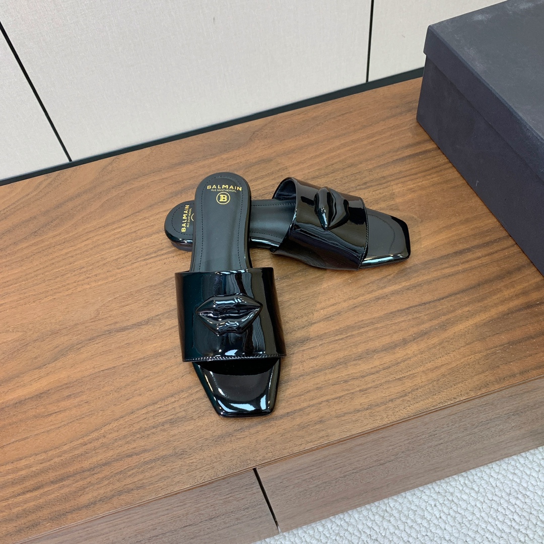 【Bal*ain】嘴唇平底拖鞋。愈发別致出众，无敌气场、无敌好看。鞋面漆皮。牛皮垫脚。真皮大底。码数：3