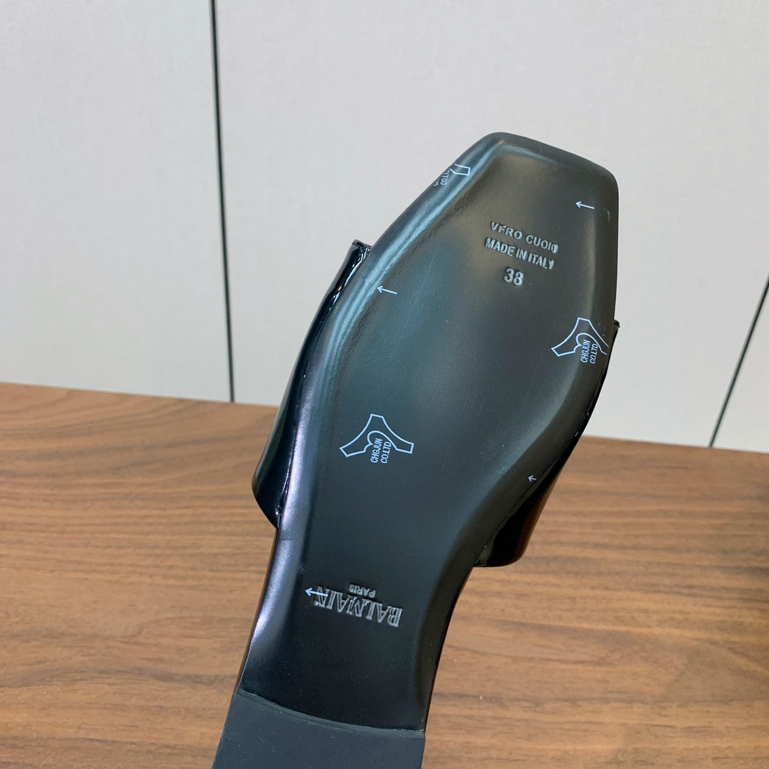 【Bal*ain】嘴唇平底拖鞋。愈发別致出众，无敌气场、无敌好看。鞋面漆皮。牛皮垫脚。真皮大底。码数：3