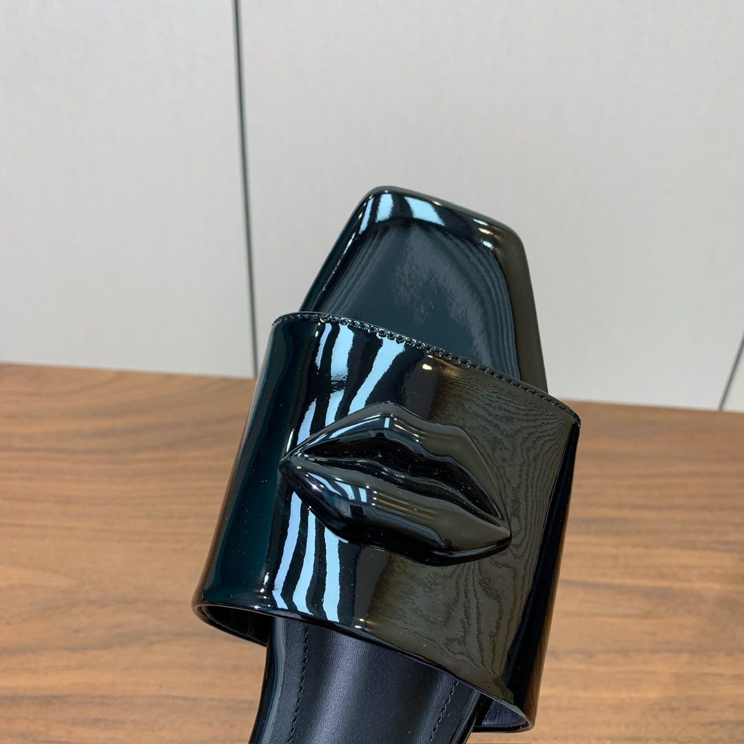 【Bal*ain】嘴唇平底拖鞋。愈发別致出众，无敌气场、无敌好看。鞋面漆皮。牛皮垫脚。真皮大底。码数：3