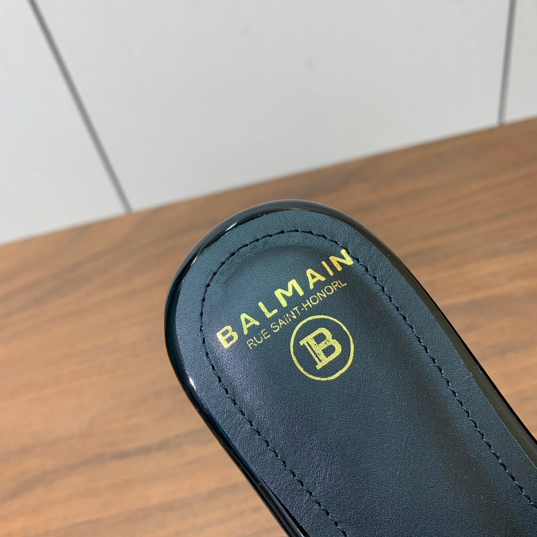 【Bal*ain】嘴唇平底拖鞋。愈发別致出众，无敌气场、无敌好看。鞋面漆皮。牛皮垫脚。真皮大底。码数：3