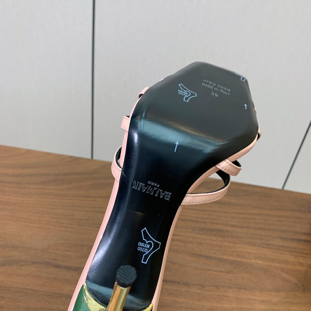 【Bal*ain】鱼嘴高跟拖鞋。愈发別致出众，无敌气场、无敌好看。鞋面漆皮，牛皮垫脚。意大利进口真皮大底