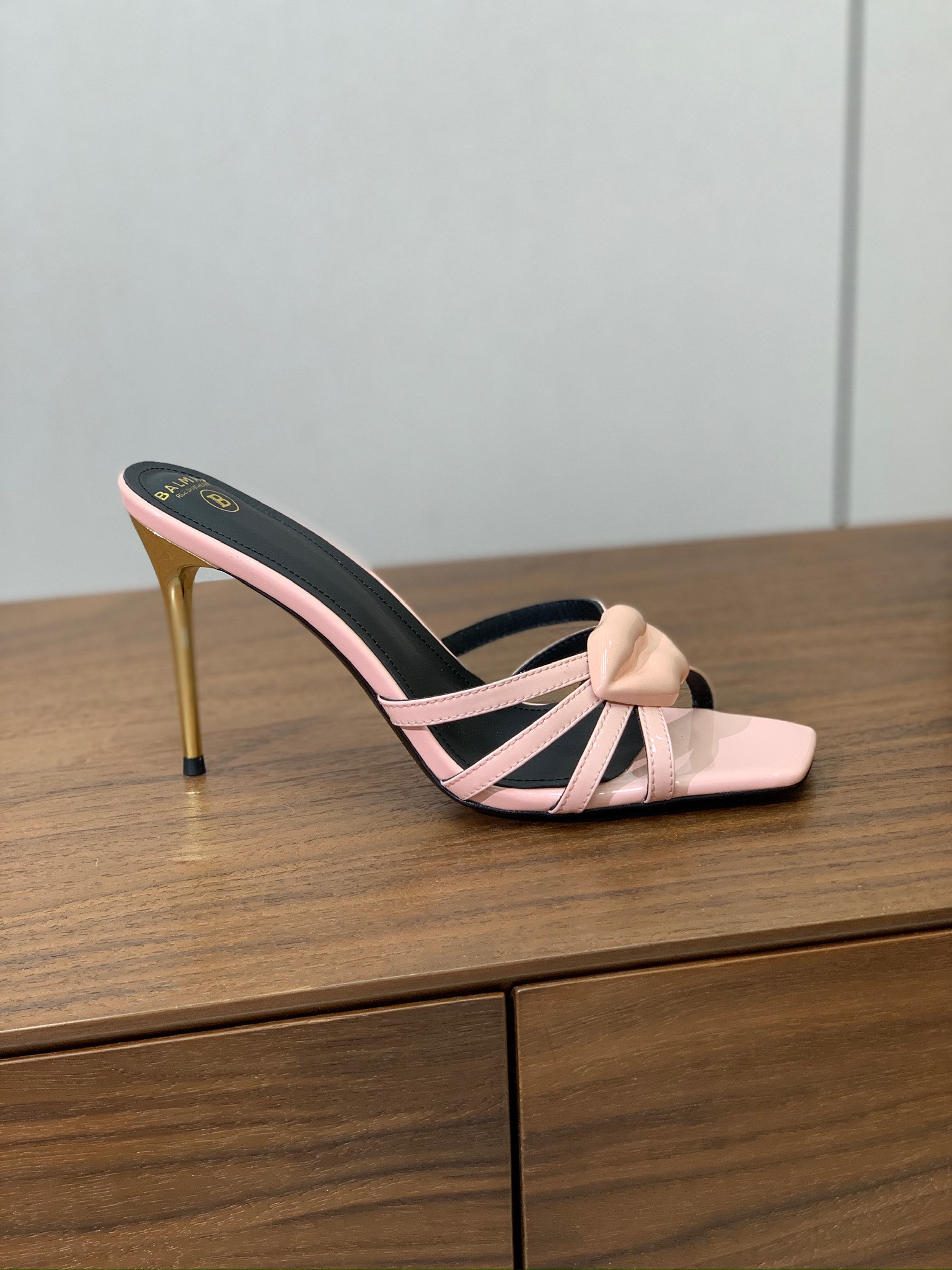 【Bal*ain】鱼嘴高跟拖鞋。愈发別致出众，无敌气场、无敌好看。鞋面漆皮，牛皮垫脚。意大利进口真皮大底