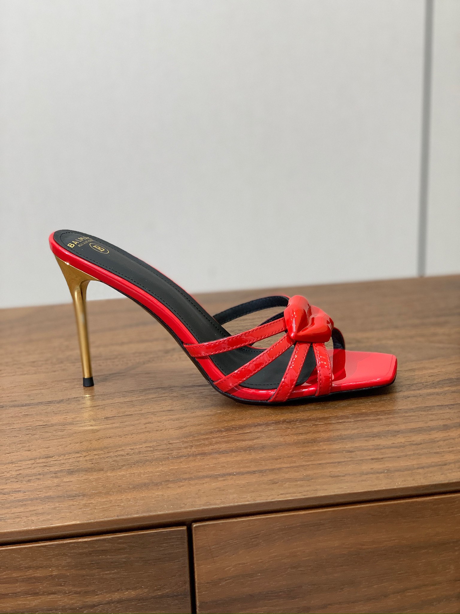 【Bal*ain】鱼嘴高跟拖鞋。愈发別致出众，无敌气场、无敌好看。鞋面漆皮，牛皮垫脚。意大利进口真皮大底