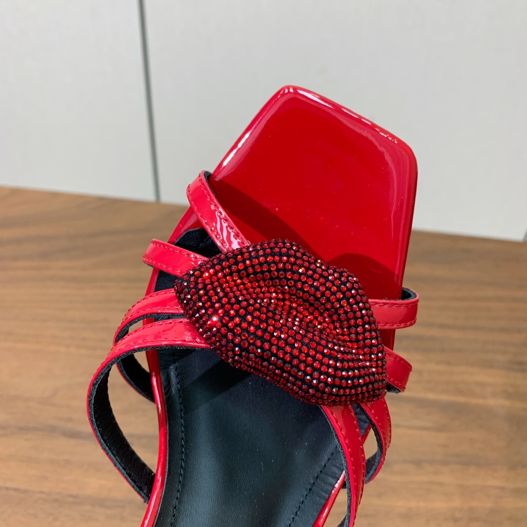 【Bal*ain】钻扣鱼嘴高跟拖鞋。愈发別致出众，无敌气场、无敌好看。鞋面漆皮，牛皮垫脚。意大利进口真皮