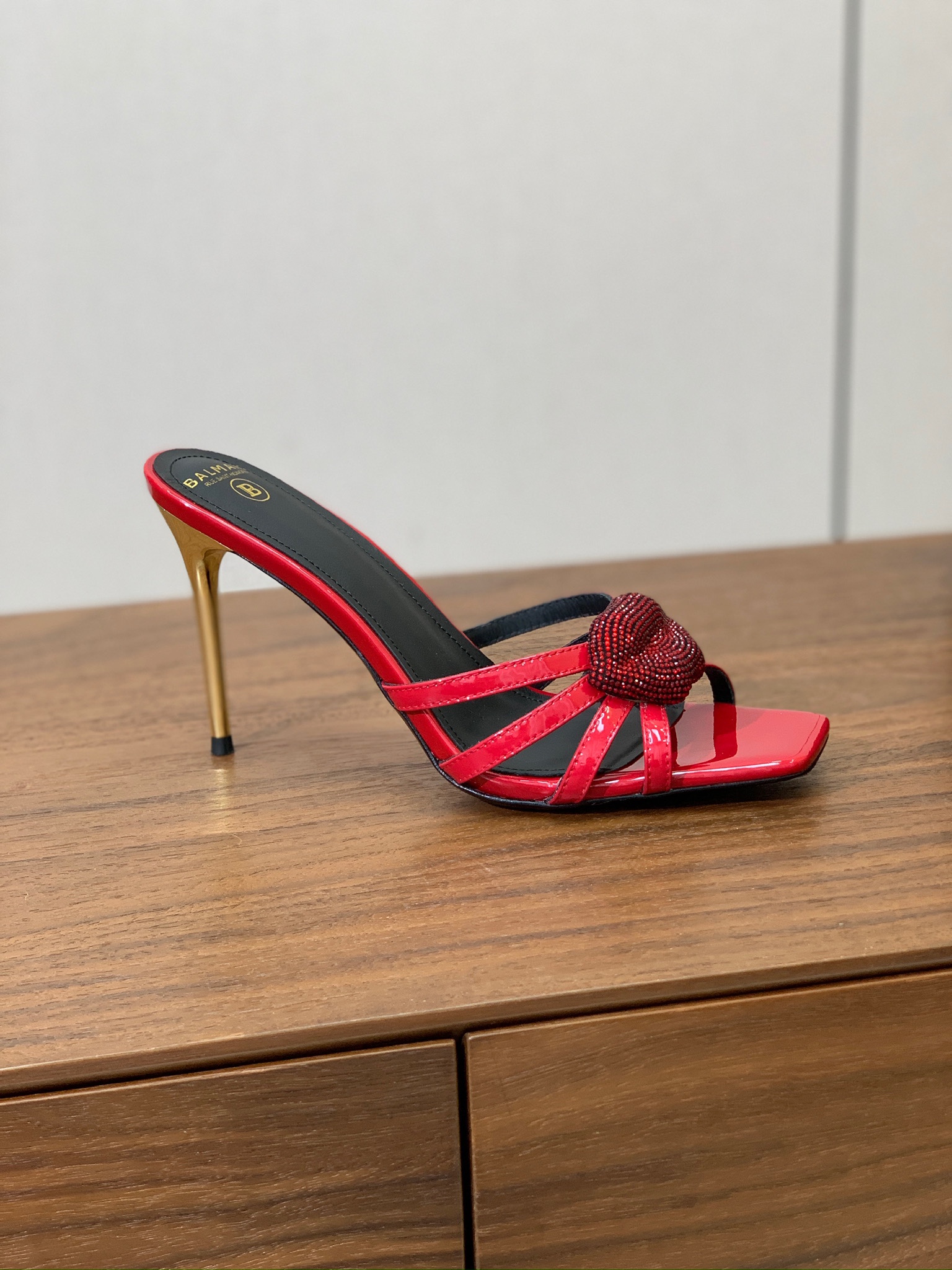 【Bal*ain】钻扣鱼嘴高跟拖鞋。愈发別致出众，无敌气场、无敌好看。鞋面漆皮，牛皮垫脚。意大利进口真皮