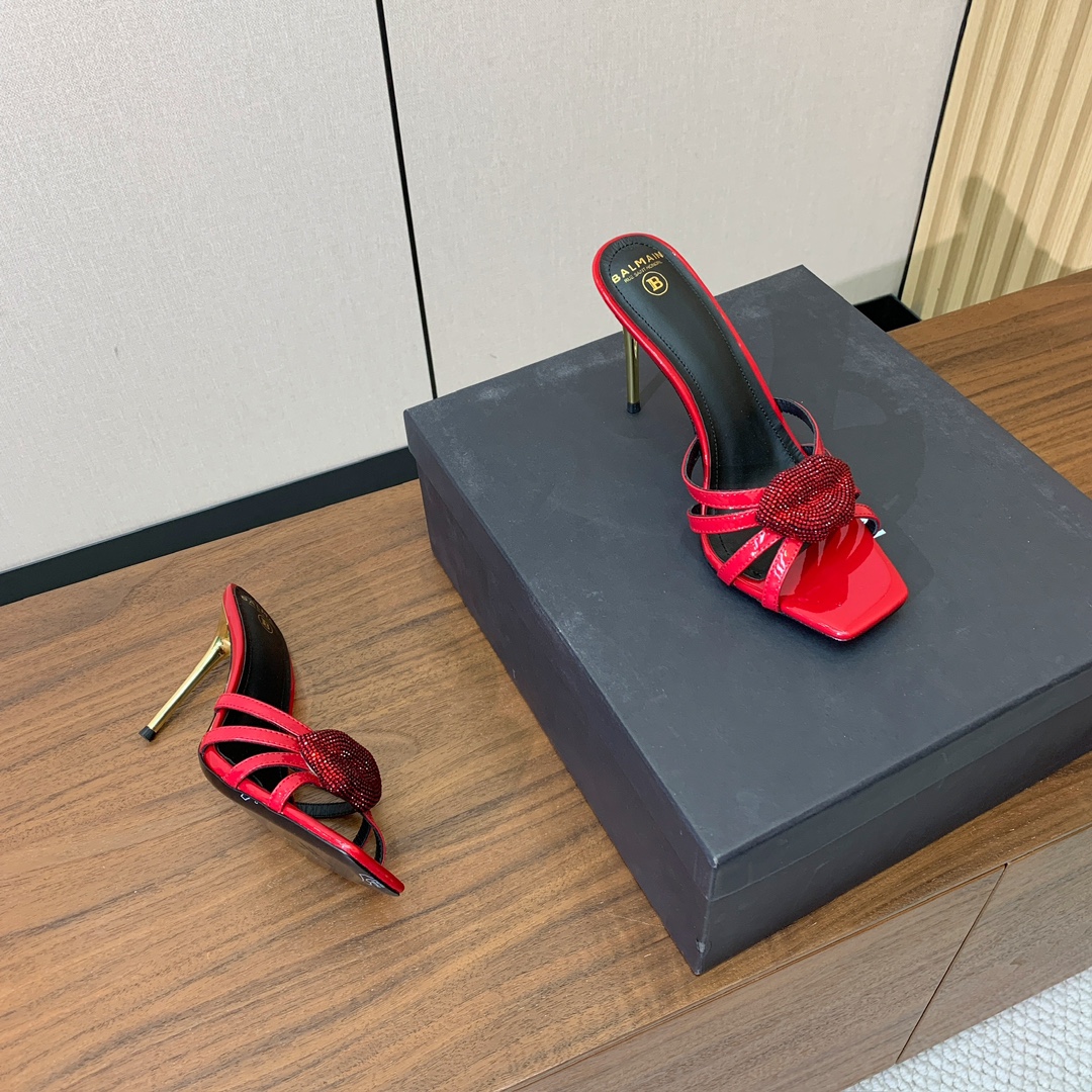 【Bal*ain】钻扣鱼嘴高跟拖鞋。愈发別致出众，无敌气场、无敌好看。鞋面漆皮，牛皮垫脚。意大利进口真皮