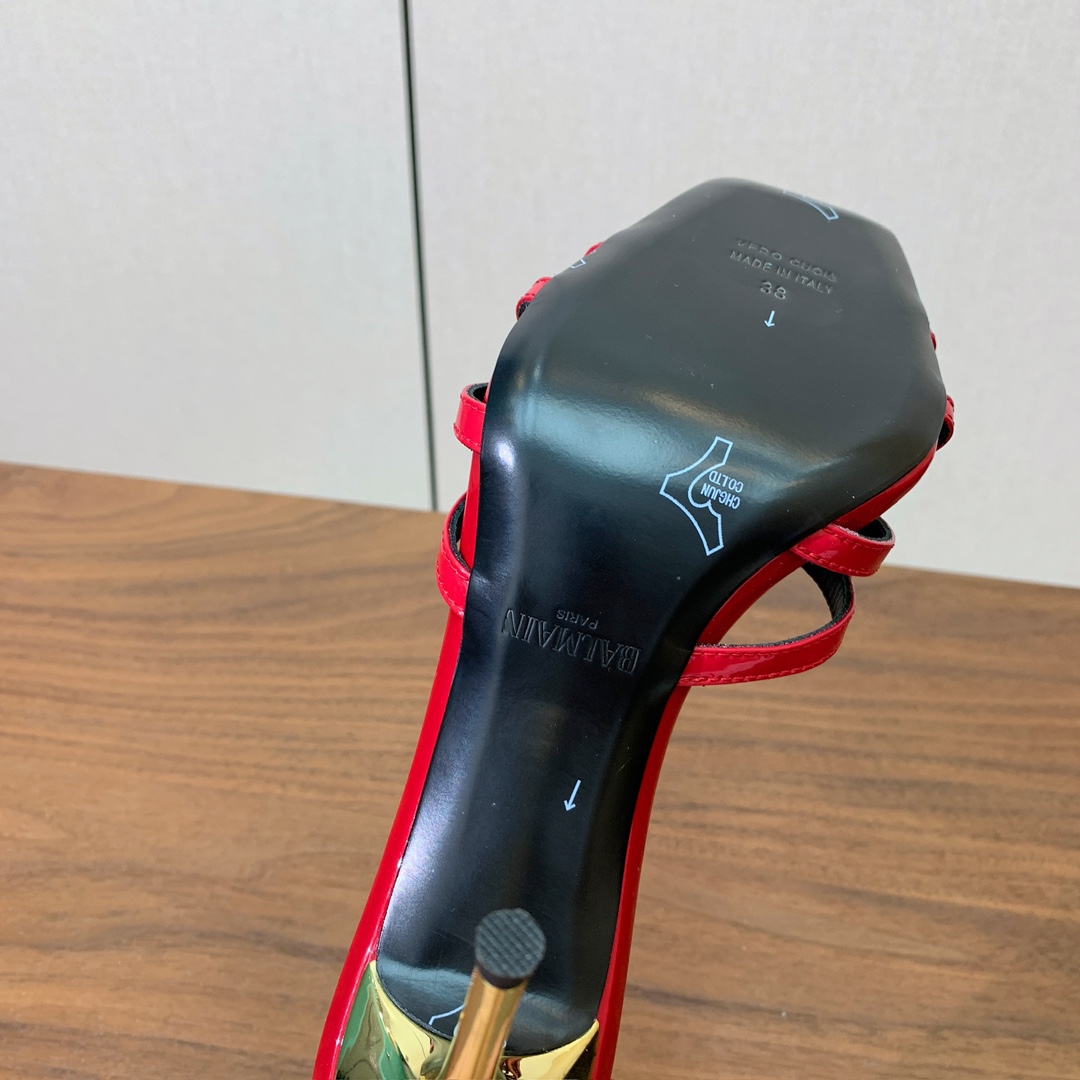 【Bal*ain】钻扣鱼嘴高跟拖鞋。愈发別致出众，无敌气场、无敌好看。鞋面漆皮，牛皮垫脚。意大利进口真皮