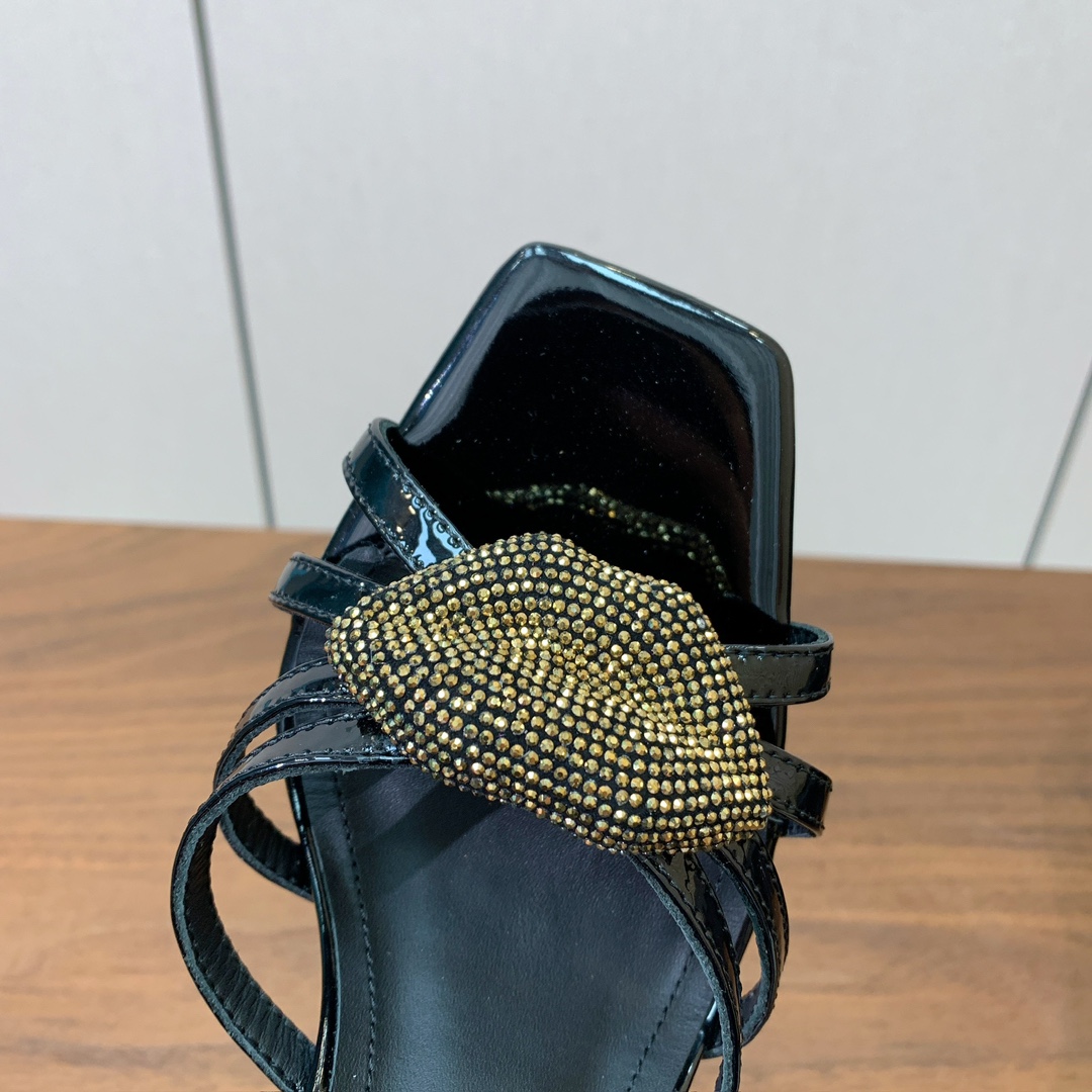 【Bal*ain】钻扣鱼嘴高跟拖鞋。愈发別致出众，无敌气场、无敌好看。鞋面漆皮，牛皮垫脚。意大利进口真皮