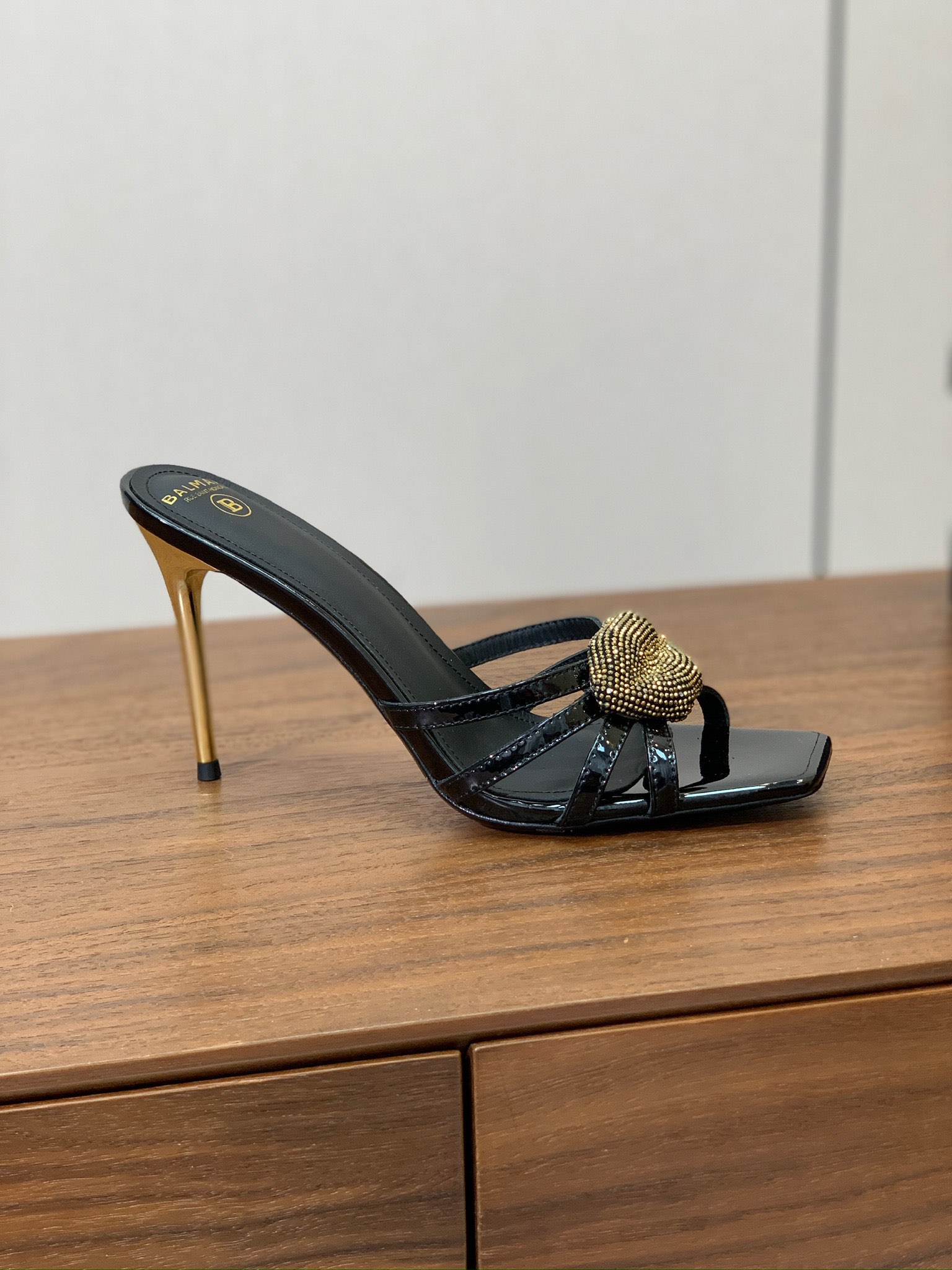 【Bal*ain】钻扣鱼嘴高跟拖鞋。愈发別致出众，无敌气场、无敌好看。鞋面漆皮，牛皮垫脚。意大利进口真皮