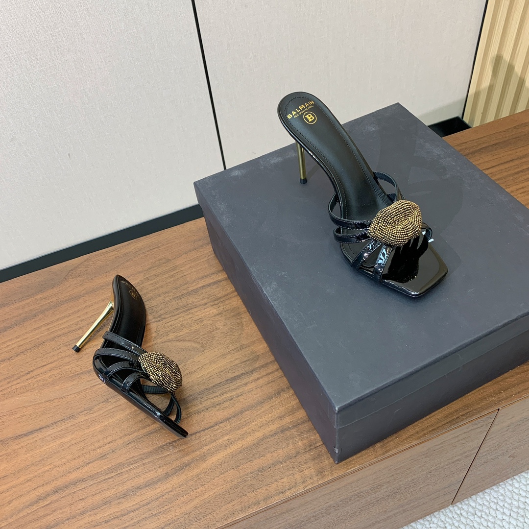 【Bal*ain】钻扣鱼嘴高跟拖鞋。愈发別致出众，无敌气场、无敌好看。鞋面漆皮，牛皮垫脚。意大利进口真皮