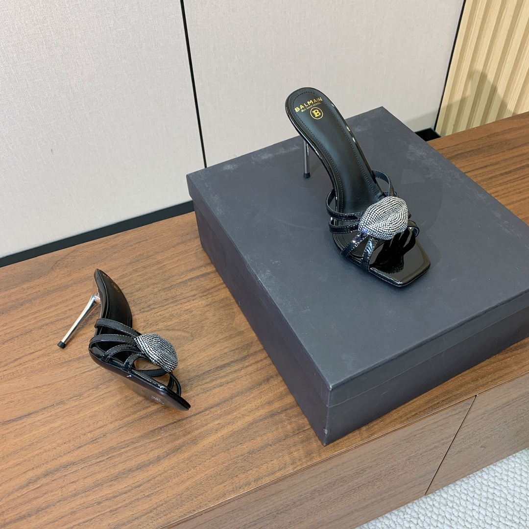 【Bal*ain】钻扣鱼嘴高跟拖鞋。愈发別致出众，无敌气场、无敌好看。鞋面漆皮，牛皮垫脚。意大利进口真皮